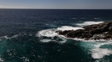 köpüklü ve dalgalı deniz suyu yüzeyi