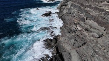 İsrail 'in kuzeyindeki Akdeniz' in kayalık kıyıları