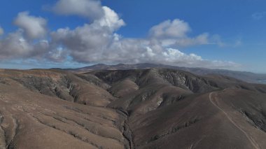 Sabahları dağların havadan görünüşü