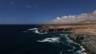 Dağın tepesinden deniz manzarası
