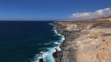 Dağlardaki deniz manzarası