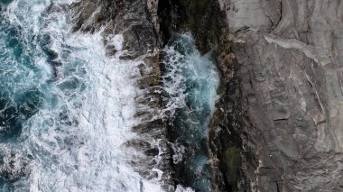 Dağlarda güzel bir şelale