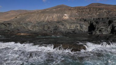 Atlantik Okyanusu 'nda dalgalar, Fuerteventura, İspanya. yüksek kaliteli fotoğraf