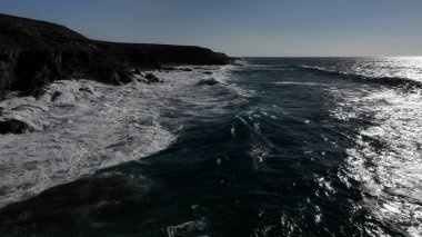 Atlantik Okyanusu 'nda dalgalar, Fuerteventura, İspanya. yüksek kaliteli fotoğraf