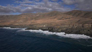 Atlantik Okyanusu 'nda dalgalar, Fuerteventura, İspanya. yüksek kaliteli fotoğraf