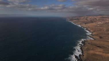 Atlantik Okyanusu 'nda dalgalar, Fuerteventura, İspanya. yüksek kaliteli fotoğraf