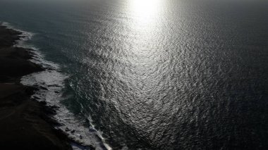 Atlantik Okyanusu 'nda dalgalar, Fuerteventura, İspanya. yüksek kaliteli fotoğraf