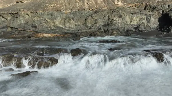 Atlantik Okyanusu 'nda dalgalar, Fuerteventura, İspanya. yüksek kaliteli fotoğraf