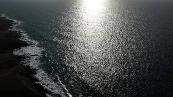 Atlantik Okyanusu 'nda dalgalar, Fuerteventura, İspanya. yüksek kaliteli fotoğraf