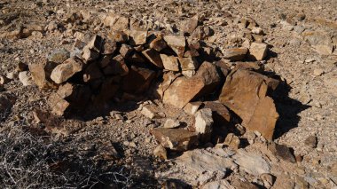 Dağın ortasındaki taş kaya.