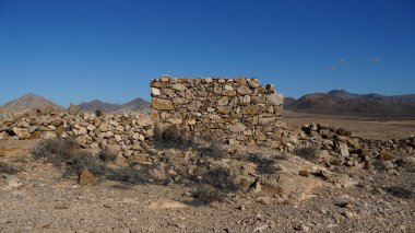 Eski bir taş duvar kalıntıları.