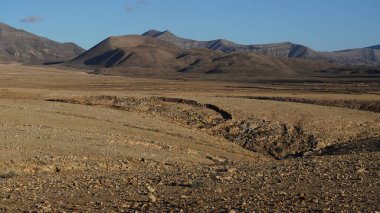 İzlanda dağları, uzaktaki bir yaz gününde çekilen fotoğraf.