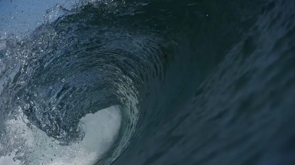 Siyah dalgalı mavi su dalgası