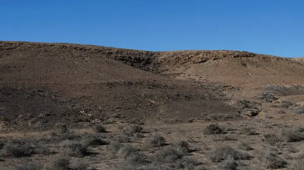 Mavi gökyüzü ve bulutlu çöl manzarası
