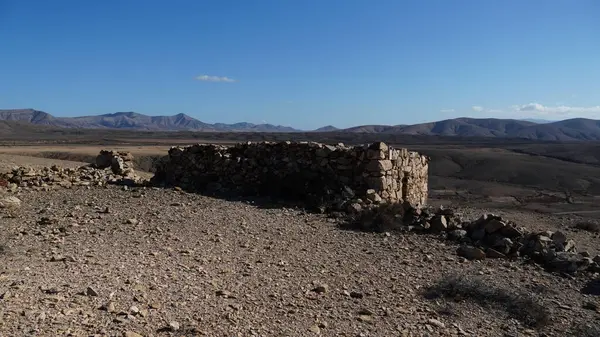 Yunanistan 'daki Beton Adası' ndaki antik bir kalenin kalıntıları.