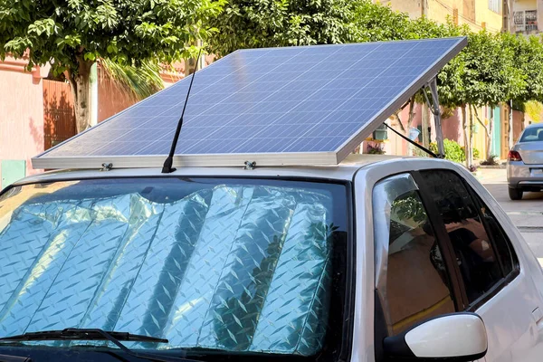 Coche Compacto Estacionado Carretera Con Paneles Solares Techo — Foto de Stock