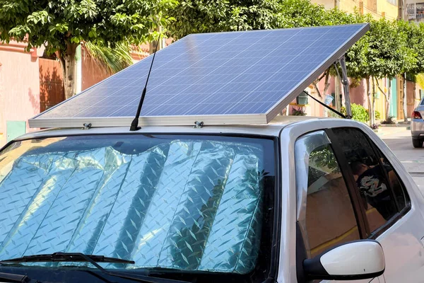 Carro Compacto Estacionado Beira Estrada Com Painéis Solares Telhado — Fotografia de Stock