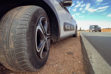 Citroen C3 arabası yol kenarına park edilmiş.  