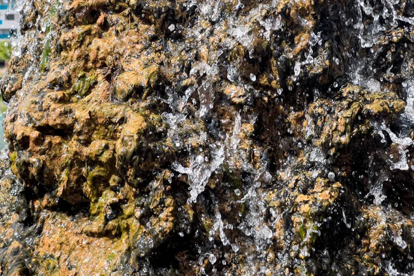 Water Stroomt Uit Een Rotsachtige Fontein Een Park — Stockfoto