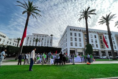 Sahra Savaşı 'ndan bir grup protestocu Rabat' taki Fas Parlamentosu önünde protesto yapıyor.