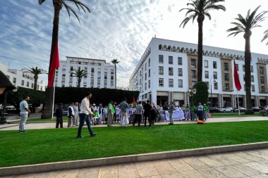 Sahra Savaşı 'ndan bir grup protestocu Rabat' taki Fas Parlamentosu önünde protesto yapıyor.