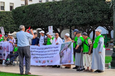 Sahra Savaşı 'ndan bir grup protestocu Rabat' taki Fas Parlamentosu önünde protesto yapıyor.