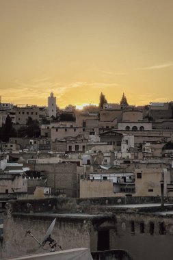 Gün batımında eski Fez Medine 'si üzerinde panoramik manzara