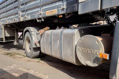 Yol kenarına park etmiş büyük lastikleri olan bir Volvo kamyonu.