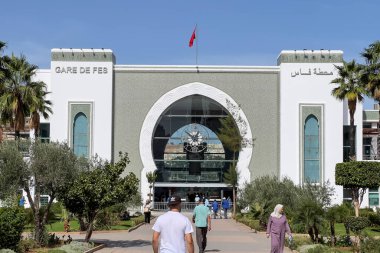Fez 'deki ana tren istasyonunun girişi.