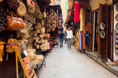 Eski Fez Medine 'sinde yürüyen insanlar