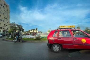 Fez 'de bir kavşağın etrafında dolaşan arabalar