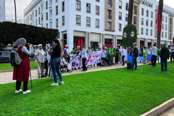 Sahra Savaşı 'ndan bir grup protestocu Rabat' taki Fas Parlamentosu önünde protesto yapıyor.