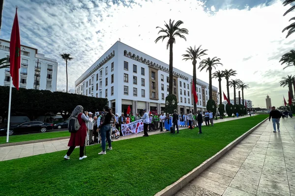 Sahra Savaşı 'ndan bir grup protestocu Rabat' taki Fas Parlamentosu önünde protesto yapıyor.