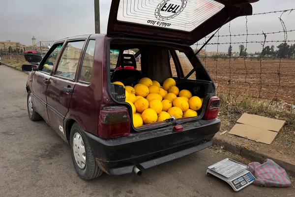 Żółty Arbuz Sprzedaż Bagażniku Samochodu Maroku — Zdjęcie stockowe