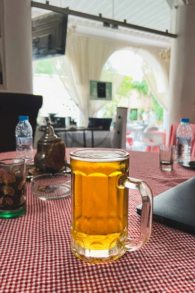 テーブルの上のビールの大きなガラス — ストック写真
