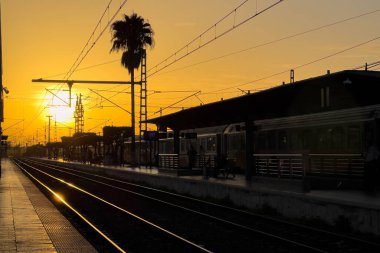 Arka planda günbatımı gökyüzü olan Fez ana tren istasyonu