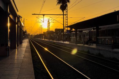 Arka planda günbatımı gökyüzü olan Fez ana tren istasyonu