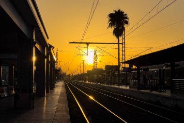 Arka planda günbatımı gökyüzü olan Fez ana tren istasyonu