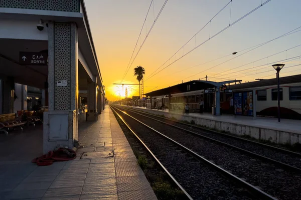 Arka planda günbatımı gökyüzü olan Fez ana tren istasyonu