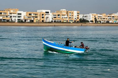 Rabat 'taki Bou Regreg nehrinden iki adam bir kayıkla geçiyor.