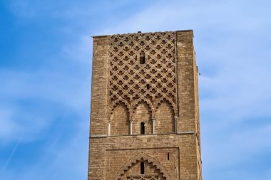 Rabat, Fas 'ta arkasında mavi gökyüzü olan Hasan Kulesi.