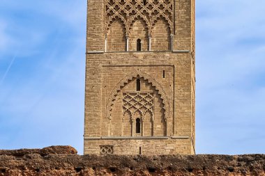 Rabat, Fas 'ta arkasında mavi gökyüzü olan Hasan Kulesi.