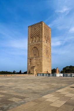 Rabat, Fas 'ta arkasında mavi gökyüzü olan Hasan Kulesi.