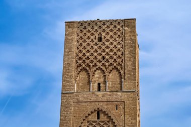 Rabat, Fas 'ta arkasında mavi gökyüzü olan Hasan Kulesi.