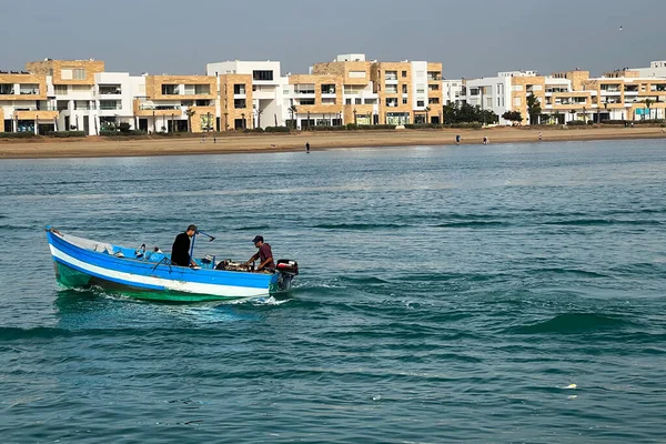 Rabat 'taki Bou Regreg nehrinden iki adam bir kayıkla geçiyor.