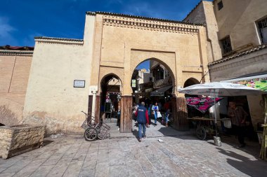 Fez 'deki Rcif kapısının önünde yürüyen insanlar.