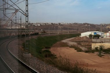ONCF treni Fas 'ta terk edilmiş bir kırsal bölgeden geçiyor.