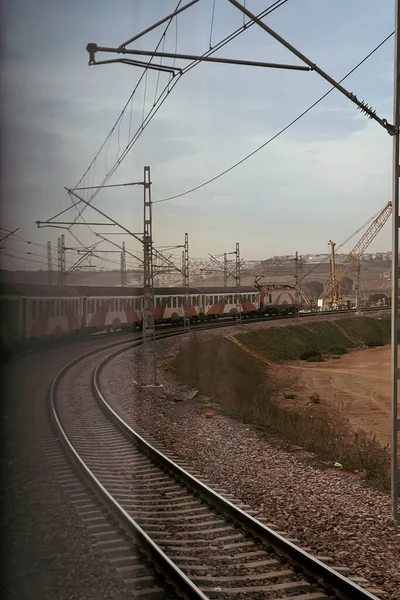 ONCF treni Fas 'ta terk edilmiş bir kırsal bölgeden geçiyor.
