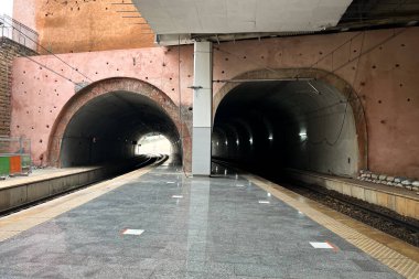 Rabat, Fas 'taki tren istasyonunda demiryolu tünelleri.