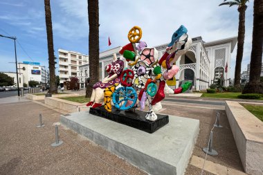 Rabat 'taki Muhammed VI Modern ve Çağdaş Sanat Müzesi' nin dışındaki La Machine a Rever heykeli.